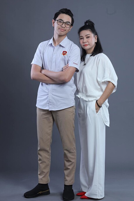 Cát Phượng và con trai.