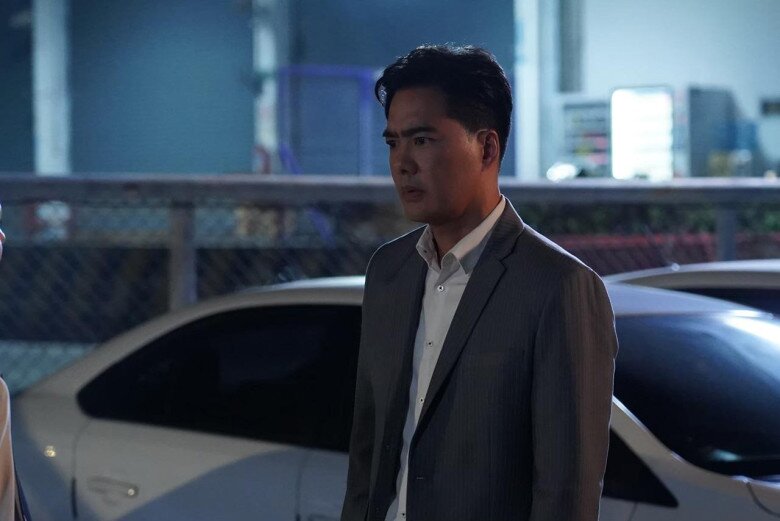 Tôi không đi đâu cả, vẫn đứng dưới chân tòa nhà vợ cũ ở. (Ảnh minh họa)