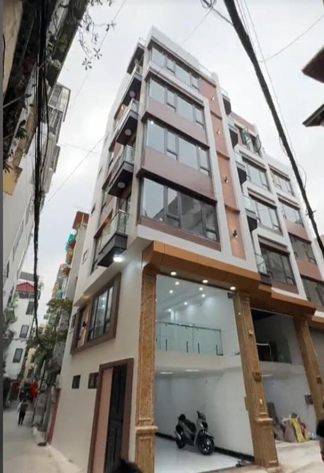 Chuyển từ chung cư sang nhà đất, năm 2024, Tun Phạm tiếp tục gây bất ngờ khi sở hữu một căn nhà phố 7 tầng tọa lạc tại vị trí căn góc đắc địa ở quận Đống Đa. Khác với vẻ lãng mạn của Hồ Tây, ngôi nhà này cho thấy sự bề thế và vững chãi.