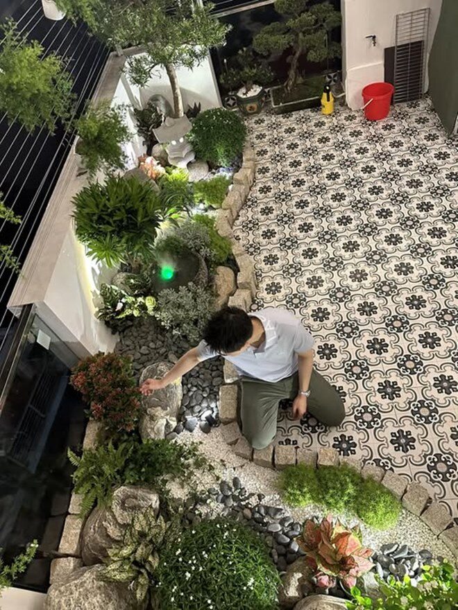 Trong khi đó, các tầng trên cao đảm bảo sự riêng tư với các phòng ngủ master sang trọng và khu vực sân thượng được biến tấu thành một khu vườn nhỏ giữa lưng chừng trời, mang lại tầm nhìn ôm trọn những con phố cổ kính.