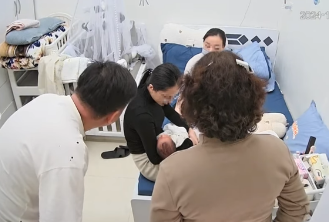 Mẹ chồng sỉ vả con dâu, bênh con trai đi với gái lạ, lộ clip mới khiến dư luận trái chiều - 2