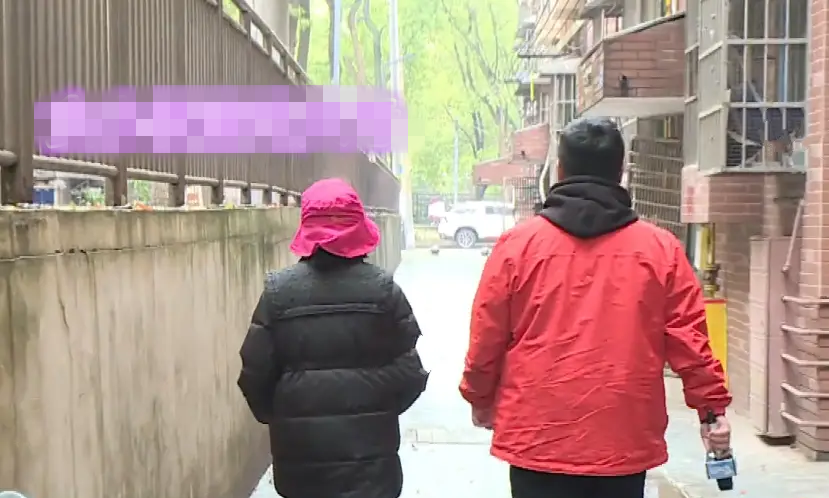 Tiểu Lý tìm đến truyền thông và luật sư để cầu cứu.