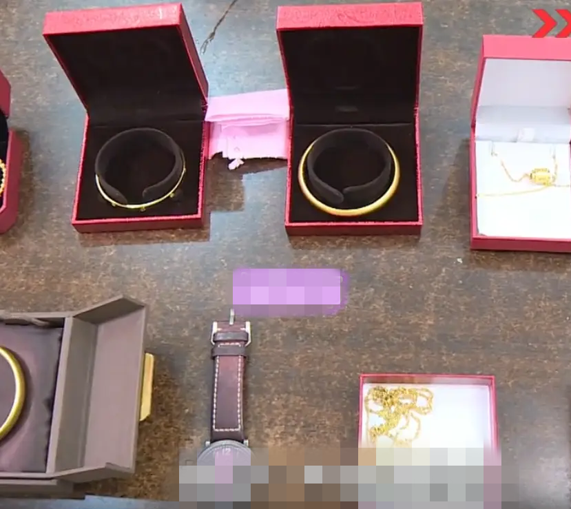 Những món quà anh ta tặng cho chị.