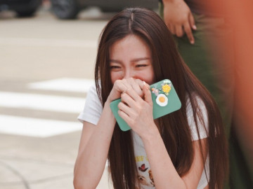 Mẹ tái hôn với bố dượng già xấu, ngày tôi lấy chồng ông gửi một bức ảnh, mở ra tôi sợ đến run tay