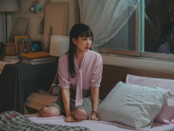 Bố dượng gõ cửa phòng tôi mỗi đêm, vô tình nghe ông và bố ruột nói chuyện, tôi quyết định đổi họ