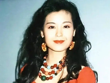 Hoa hậu lấy tỷ phú đáng tuổi bố, cưới 13 ngày thành góa phụ, "đành" hẹn hò với 30 bạn trai để quên sầu