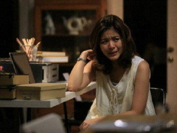 Ngày chồng cũ tái hôn, tôi vào quán bar uống đến say mèm, sáng dậy thấy một tin nhắn tôi òa khóc