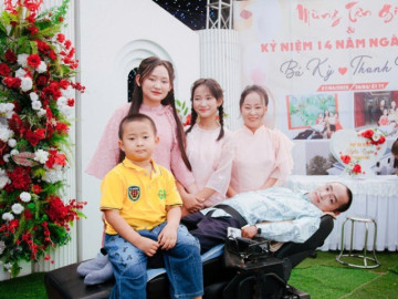 Người đàn ông "cứng đơ như khúc gỗ" cưới vợ xinh, cả hôn trường bật khóc