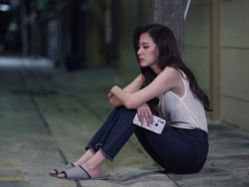 Ly hôn gửi con về ngoại nhờ chăm hộ, Tết về nhà nhận được một tin nhắn, tôi òa khóc