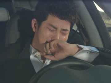 Biết vợ cũ sắp tái hôn, tôi ngồi dưới nhà cô ấy cả đêm rồi khóc cạn nước mắt khi đọc tin nhắn