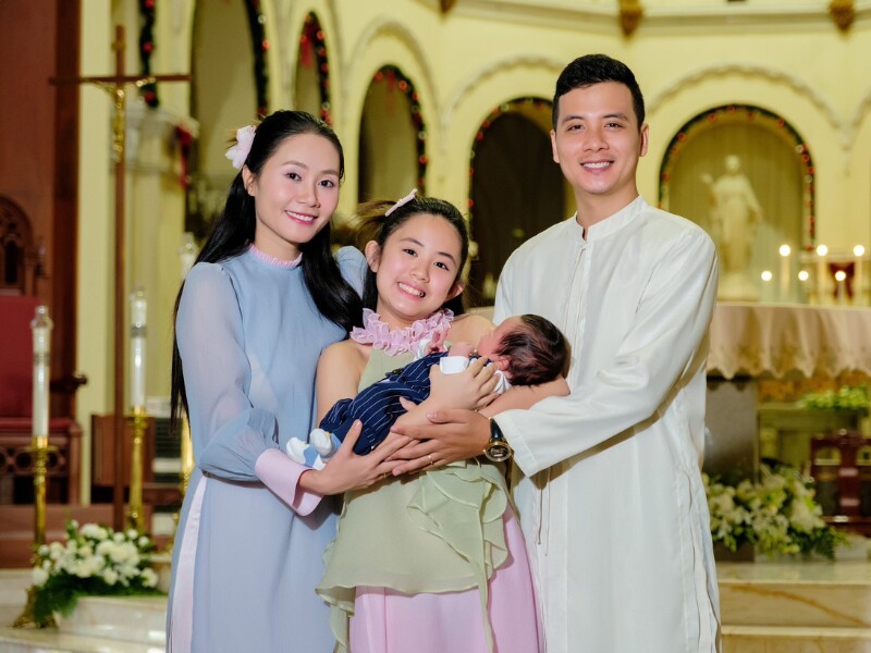 Tháng 12/2025, Thanh Hiền chính thức đón "trái ngọt" đầu tiên với ông xã tên Thanh Long. Con đầu lòng của cô - bé Grammy (sinh năm 2014, con chung với chồng cũ - diễn viên Gia Bảo) chính thức "lên chức" chị gái. 