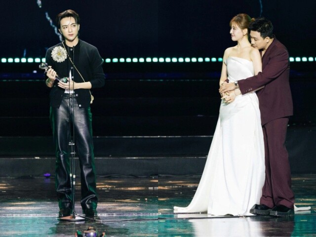 Trấn Thành - Hari Won bị chỉ trích phản cảm vì ôm ấp khi Soobin phát biểu