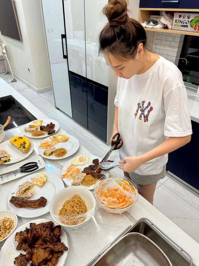 Người đẹp thường xuyên vào bếp nấu ăn cho gia đình.