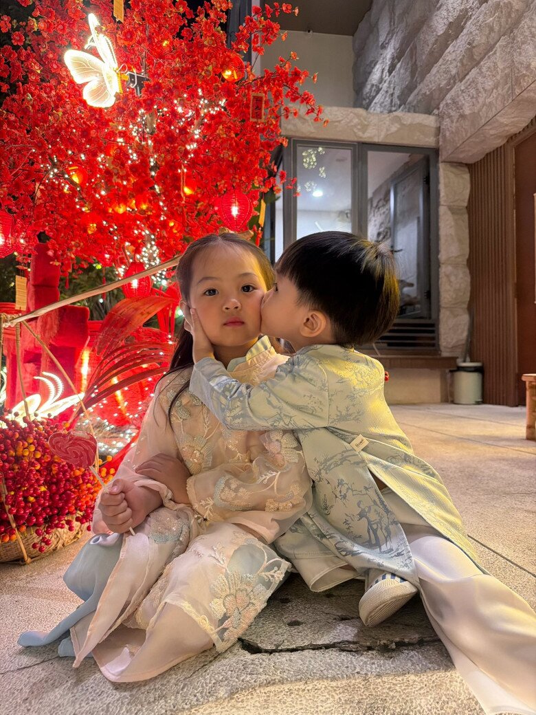 Khoảnh khắc đáng yêu của 2 chị em đốn tim người xem.