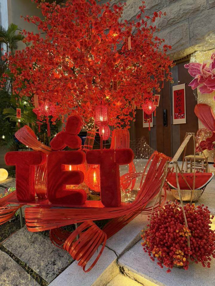 Biệt thự vợ chồng Cường Đô La được trang trí ngập sắc đỏ.