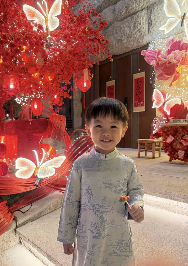 Sutin lên 3 tuổi, được nhận xét giống bố như đúc.