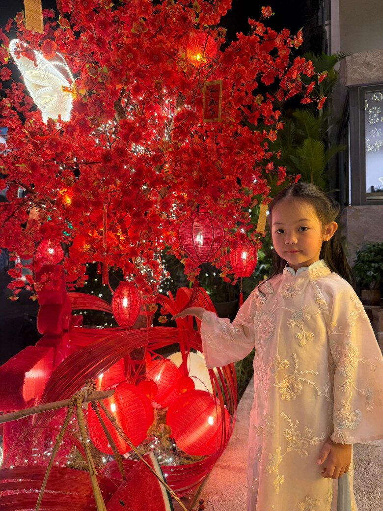 Sinh năm 2020, bé Suchin nay trông xinh xắn, diện mạo ngày càng giống mẹ nhiều hơn.