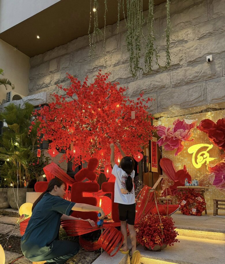 Đàm Thu Trang hạnh phúc khi con gái nay đã biết cùng mẹ trang trí đón Tết.