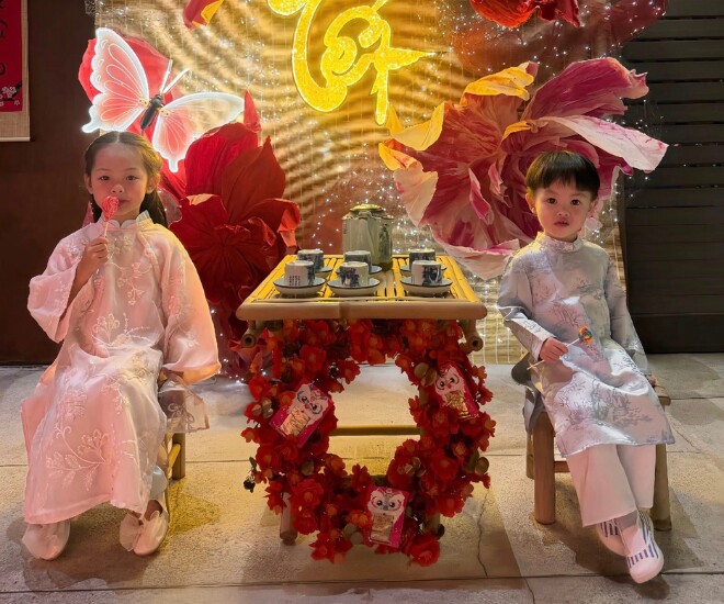 2 con Đàm Thu Trang diện áo dài đáng yêu.