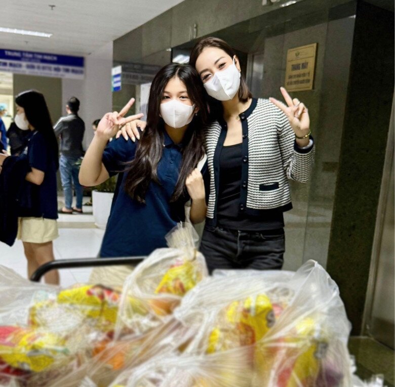 Tiểu thư nhà Jennider Phạm cùng mẹ tham gia các hoạt động thiện nguyện.