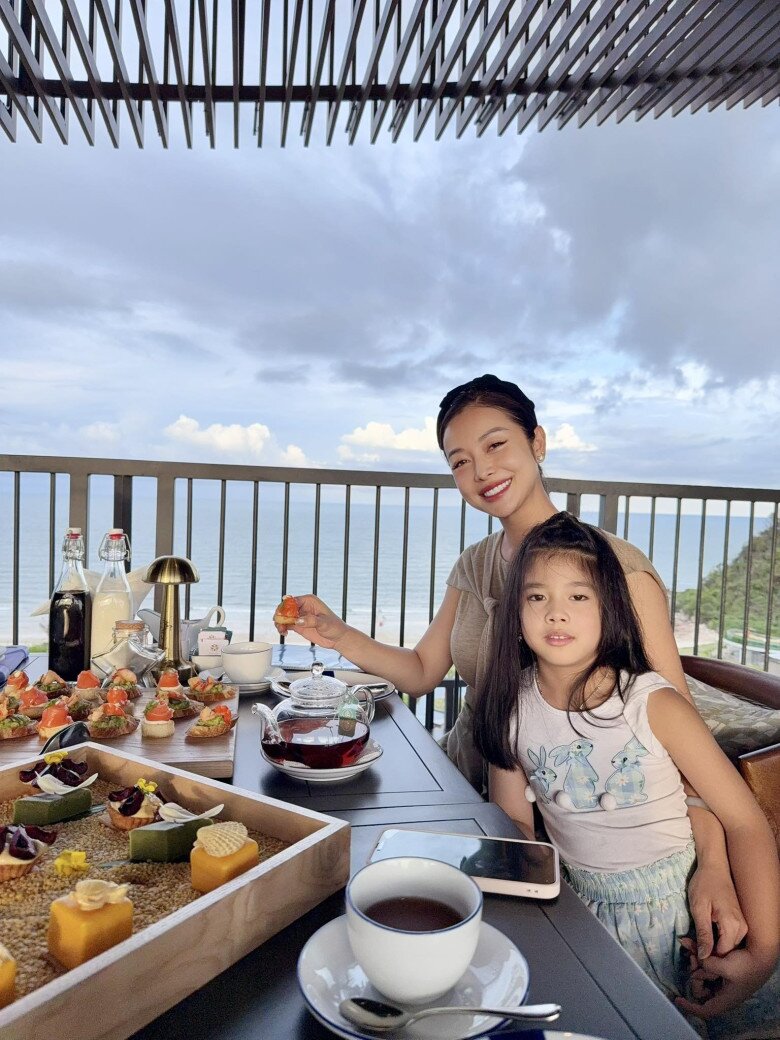 Con gái út của Jennifer Phạm có ngoại hình xinh xắn, được khen giống mẹ.