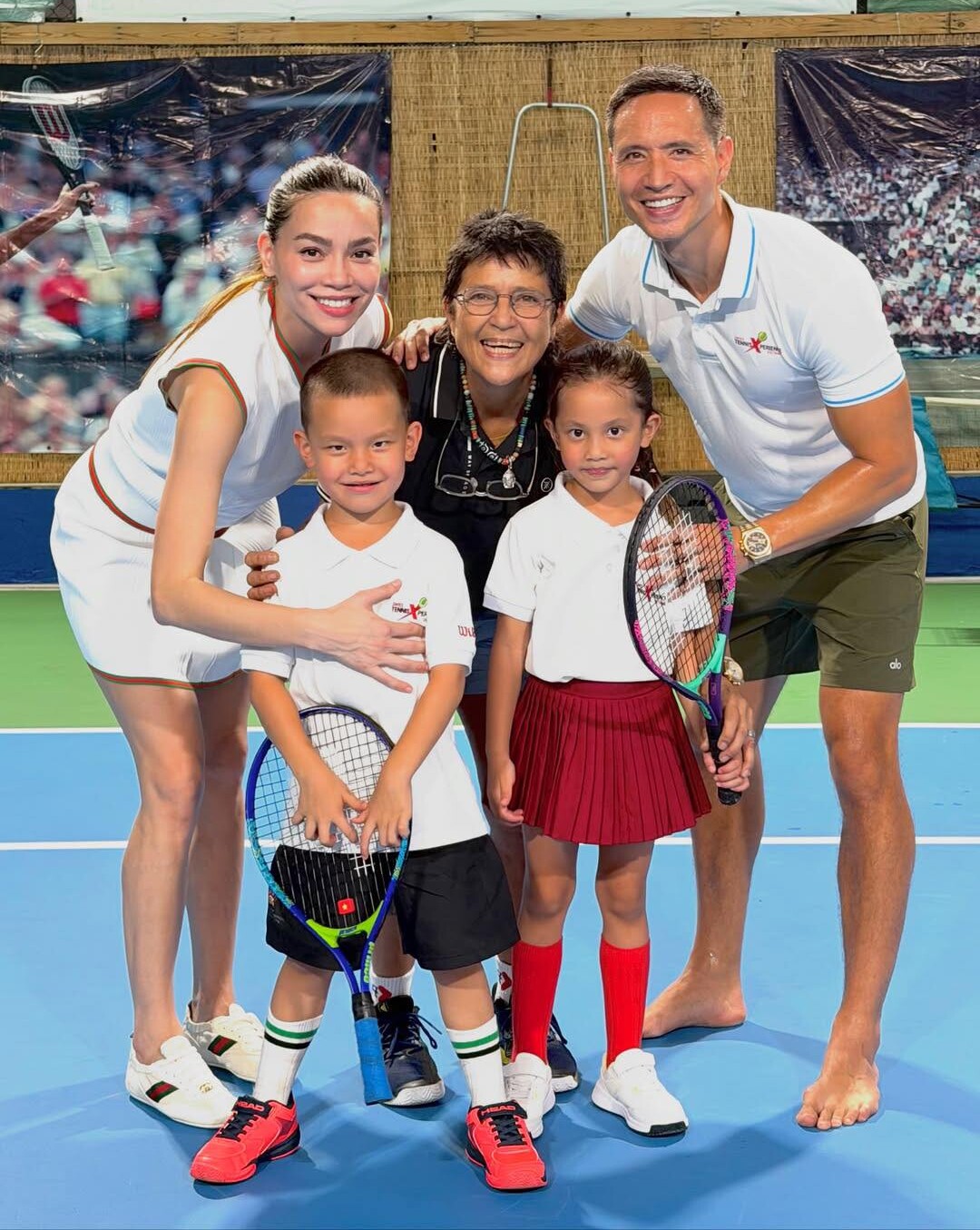 Học trường quốc tế, Lisa - Leon được dạy nhiều bộ môn như đánh tennis, đàn piano, múa ballet,...