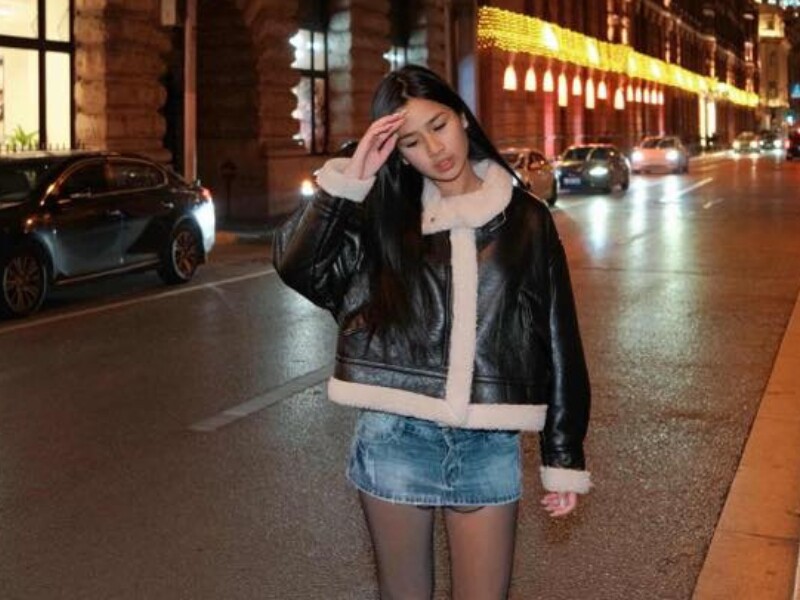 Ngắm nhìn ngoại hình hiện tại của Mina, nhiều người phải xuýt xoa khen ngợi. Bước sang tuổi 15, cô nàng ra dáng thiếu nữ, vóc dáng cao lớn phổng phao.