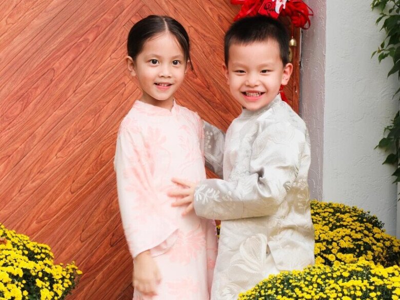 Dù bằng tuổi, Lisa lại chững chạc hơn bé Leon.