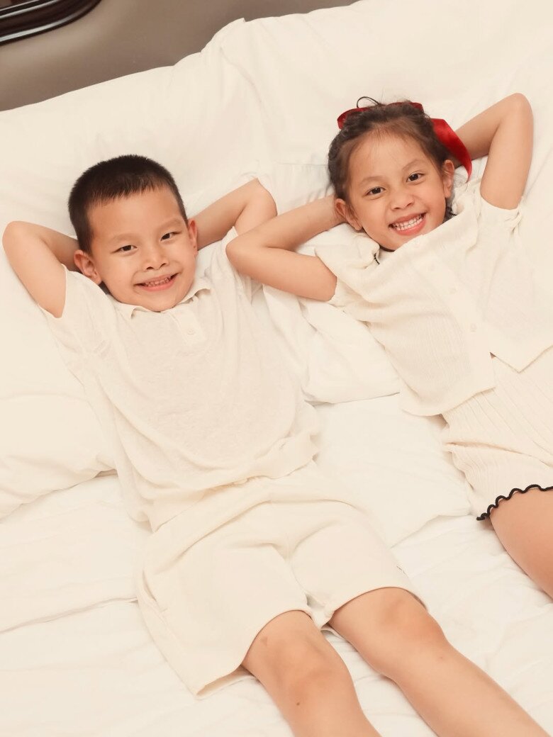 Cặp song sinh Lisa - Leon càng lớn càng đáng yêu.