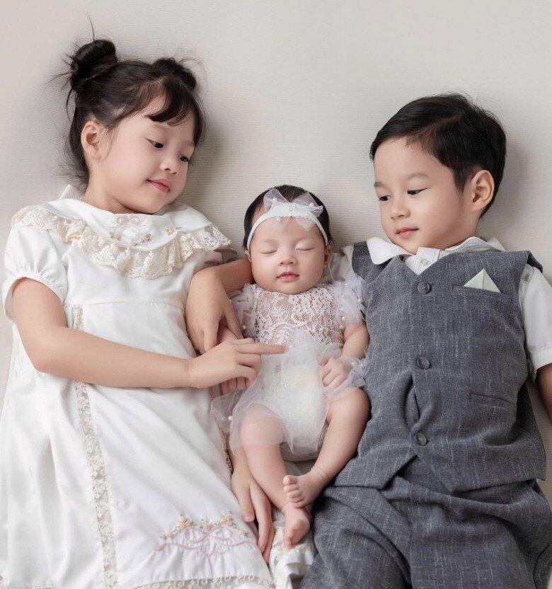 Từ khi mới chào đời, bé út đã có ngoại hình xinh yêu giống hệt 2 anh chị.