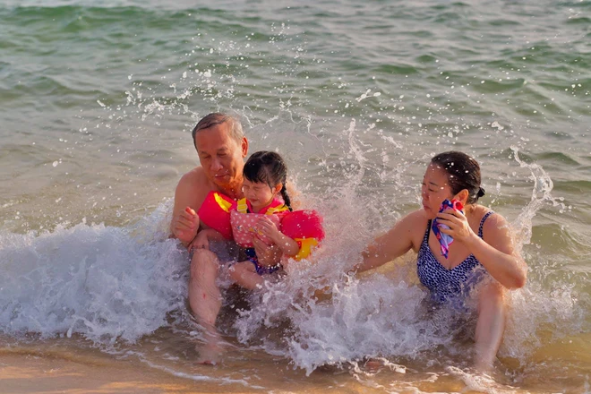 Hình ảnh bố mẹ chồng Đặng Thu Thảo chơi đùa với cháu nội được hé lộ trước đó.