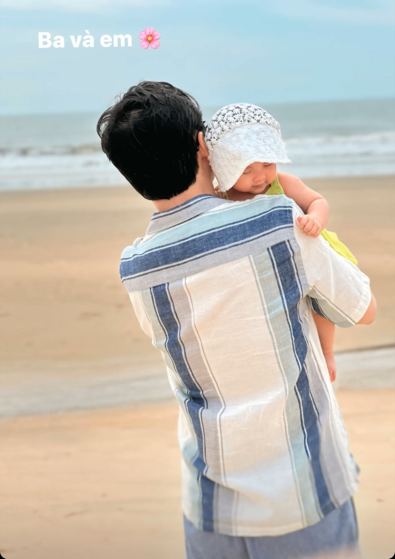 Khoảnh khắc đại gia Trung Tín - chồng Đặng Thu Thảo bế con gái út.