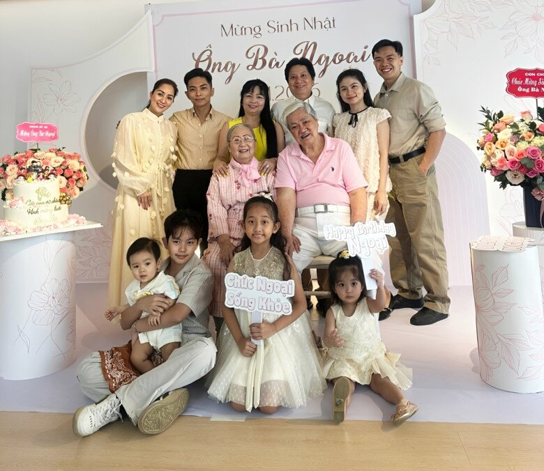 Khánh Thi mừng tiệc sinh nhật của ông bà ngoại chồng hồi cuối năm 2025.