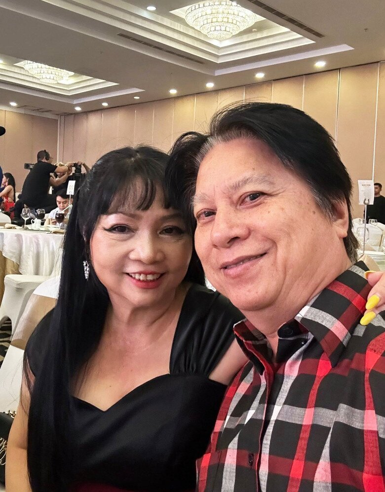 Có mặt tại buổi tiệc, bố mẹ ruột Phan Hiển có nhiều khoảnh khắc tình tứ.