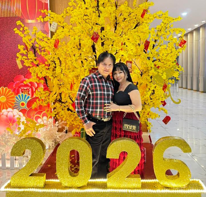 Bố mẹ chồng Khánh Thi tình tứ dự tiệc của học viện con dâu, tự hào vì có 3 cháu nội đẹp mắt - 2