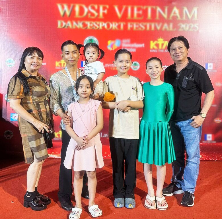 Bố mẹ Phan Hiển luôn đồng hành cùng gia đình con trai.