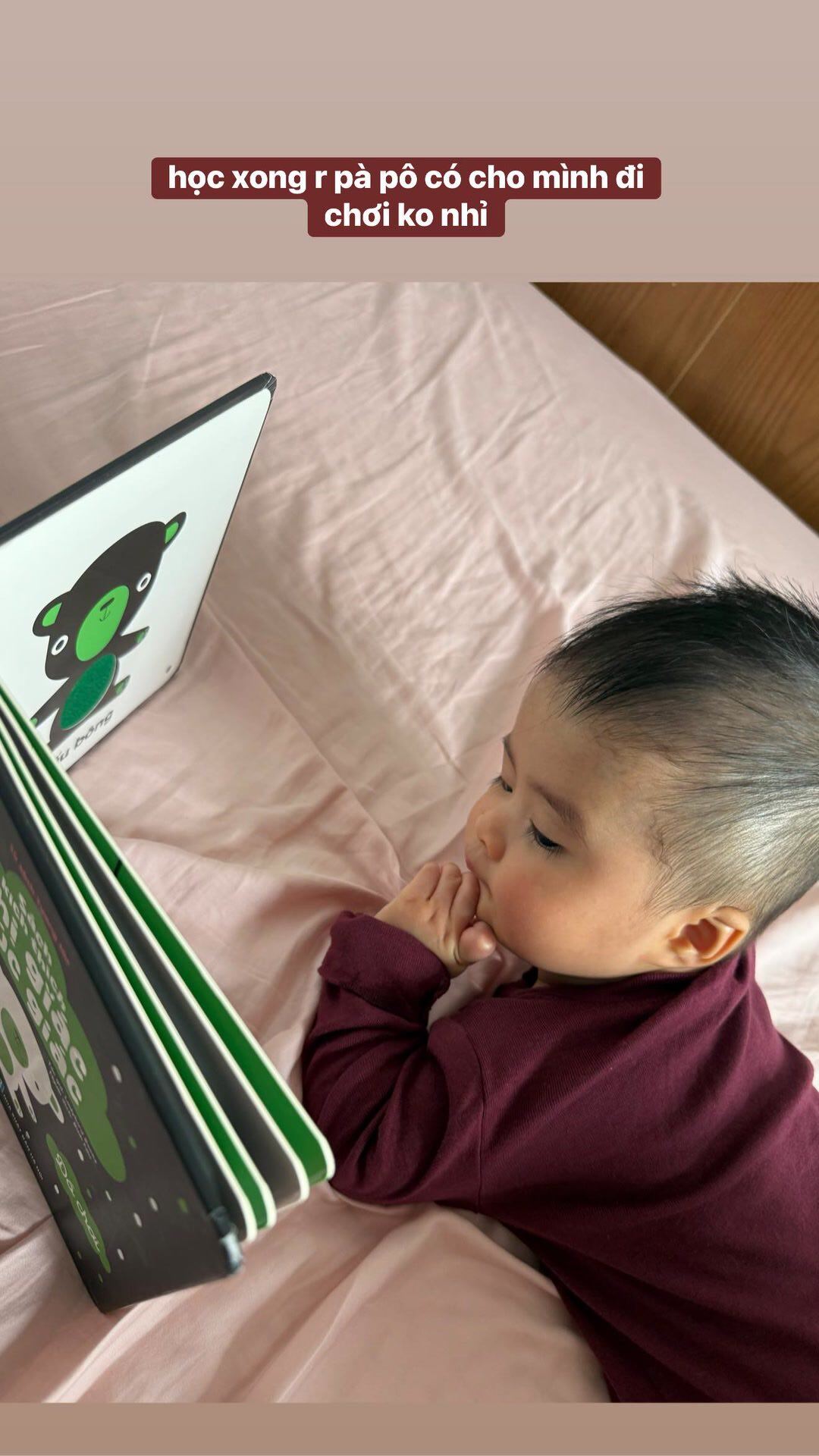 Bé Pi được mẹ rèn kỷ luật, làm quen với sách từ sớm.