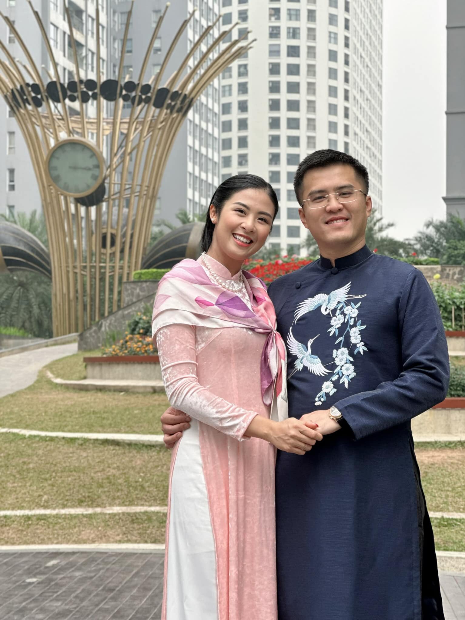 Chồng Hoa hậu Ngọc Hân làm việc trong Bộ Ngoại giao.