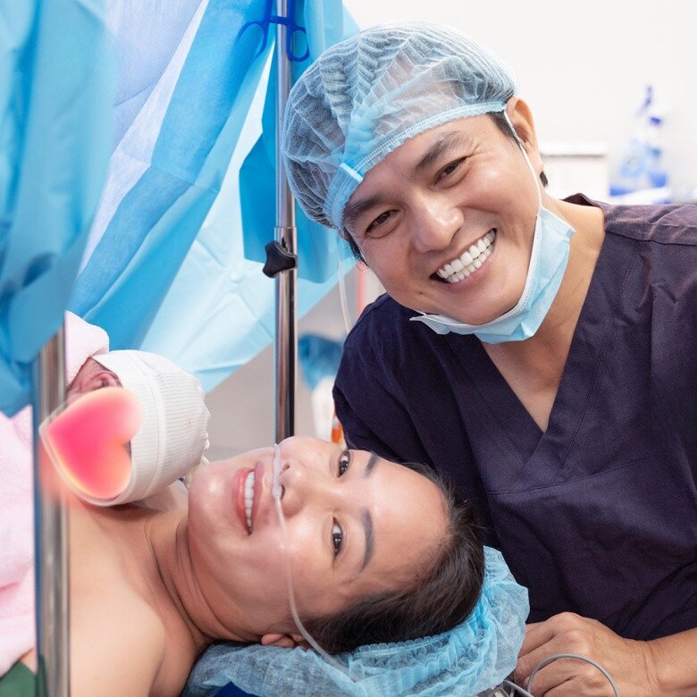 Cặp đôi hạnh phúc khi thấy thiên thần nhỏ chào đời.