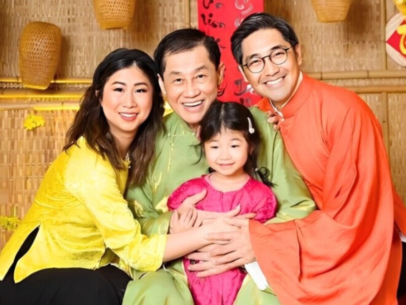 Bố chồng Tăng Thanh Hà - tỷ phú Johnathan Hạnh Nguyễn có tổng cộng 8 người con. Trong đó, Stephanie Nguyễn là 1 trong số 4 người con gái của ông. 