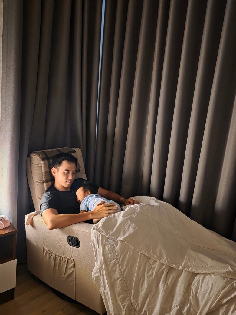 Chồng HHen Niê được khen chăm con khéo léo.