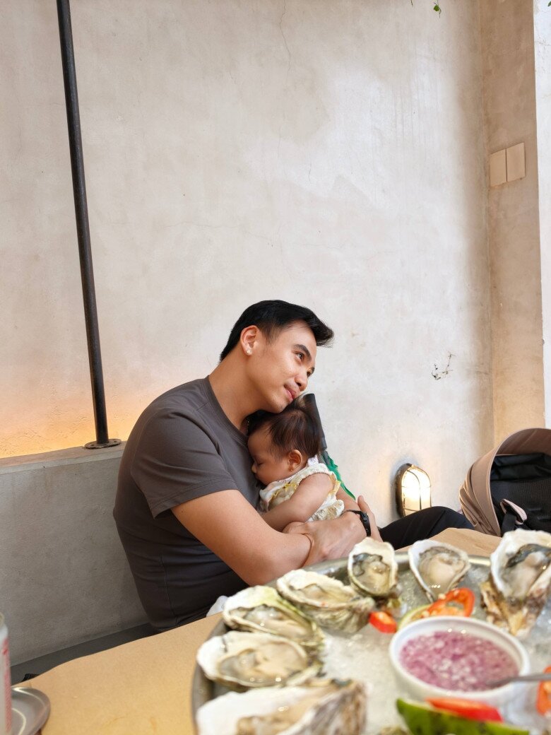 Ông xã HHen Niê yêu chiều ái nữ, gọi con là bình rượu mơ.