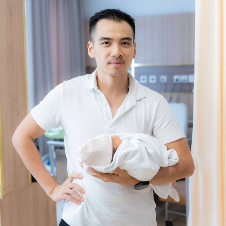 Chồng HHen Niê có thói quen bế con như nâng tạ.