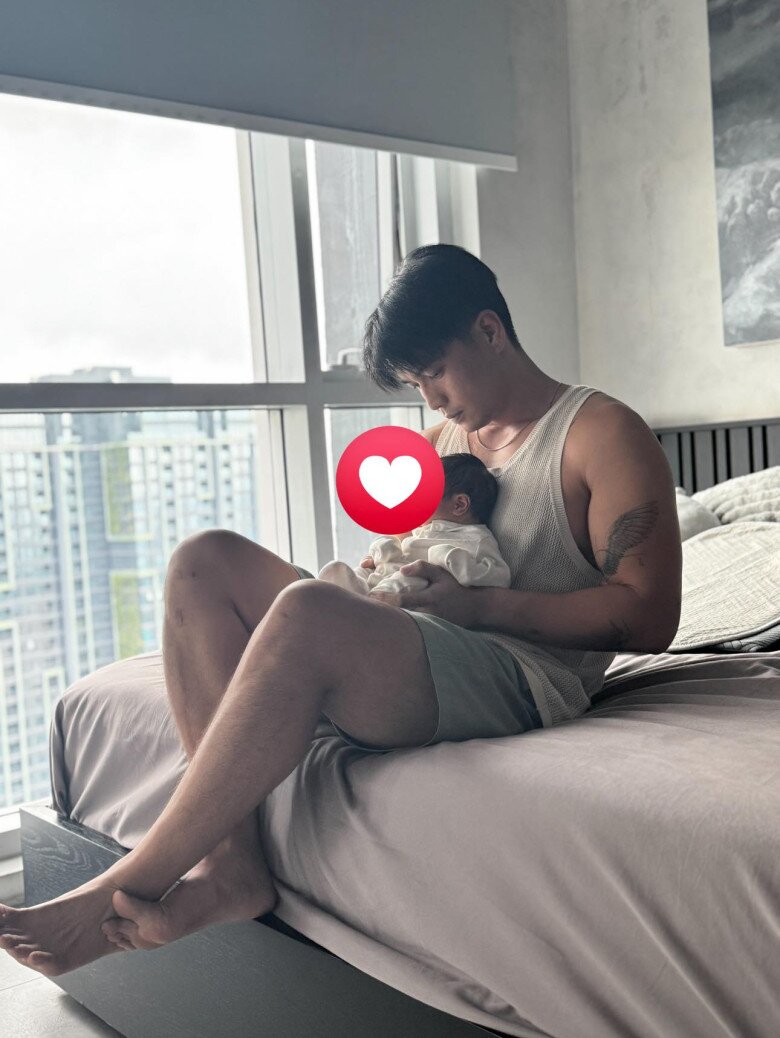 Huy Trần được khen khéo léo khi tắm rửa, cho con ti sữa,...