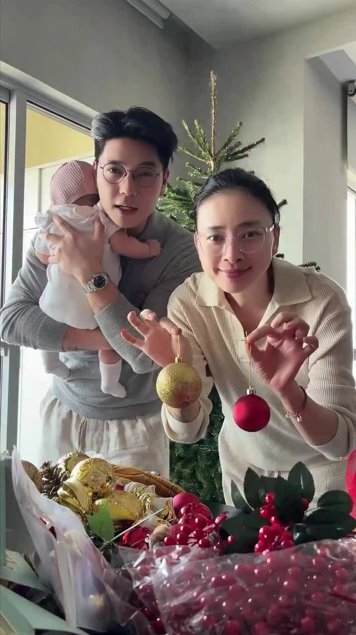 Tổ ấm của cặp đôi thêm nhiều tiếng cười từ khi có con đầu lòng.