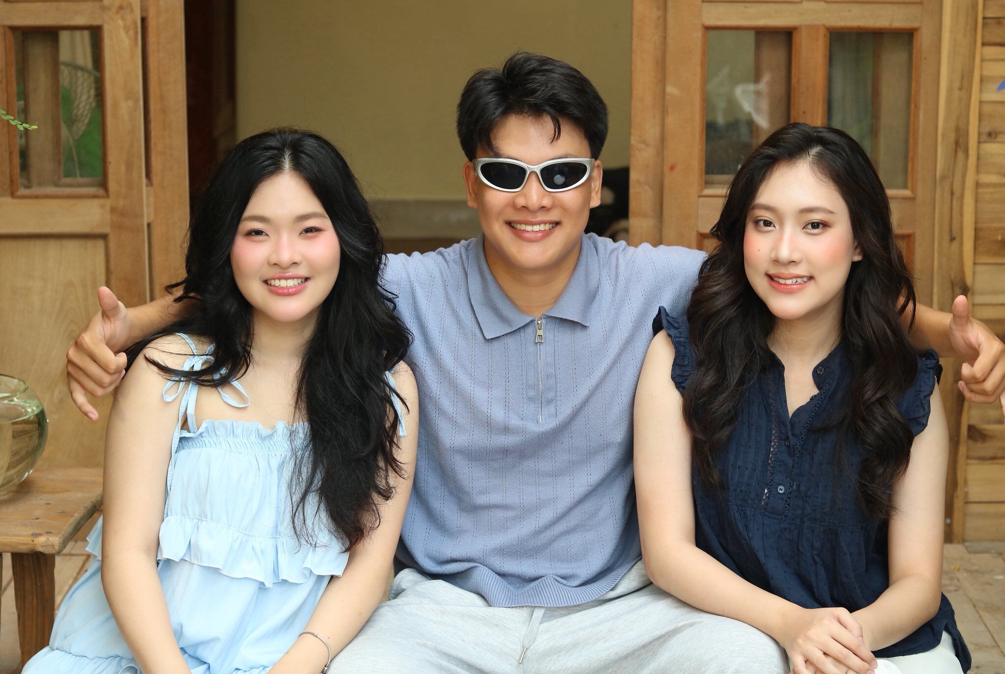 Cặp sinh 3 nhà nghệ sĩ Đức Hải nay đã trưởng thành, có thành tích tốt khiến bố mẹ tự hào.