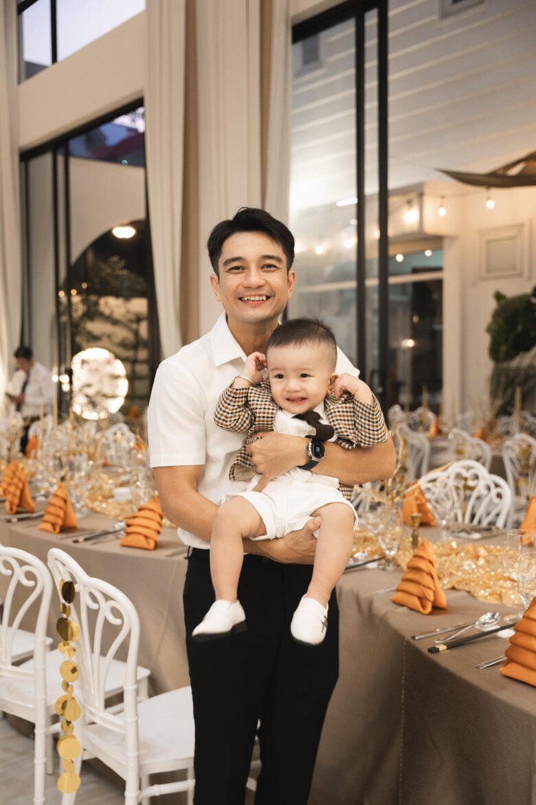 Doanh nhân Hữu Quân tự hào khi quý tử được khen giống hệt bố.