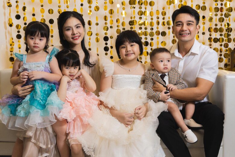 Vợ chồng Vân Trang có hôn nhân hạnh phúc bên 4 con.