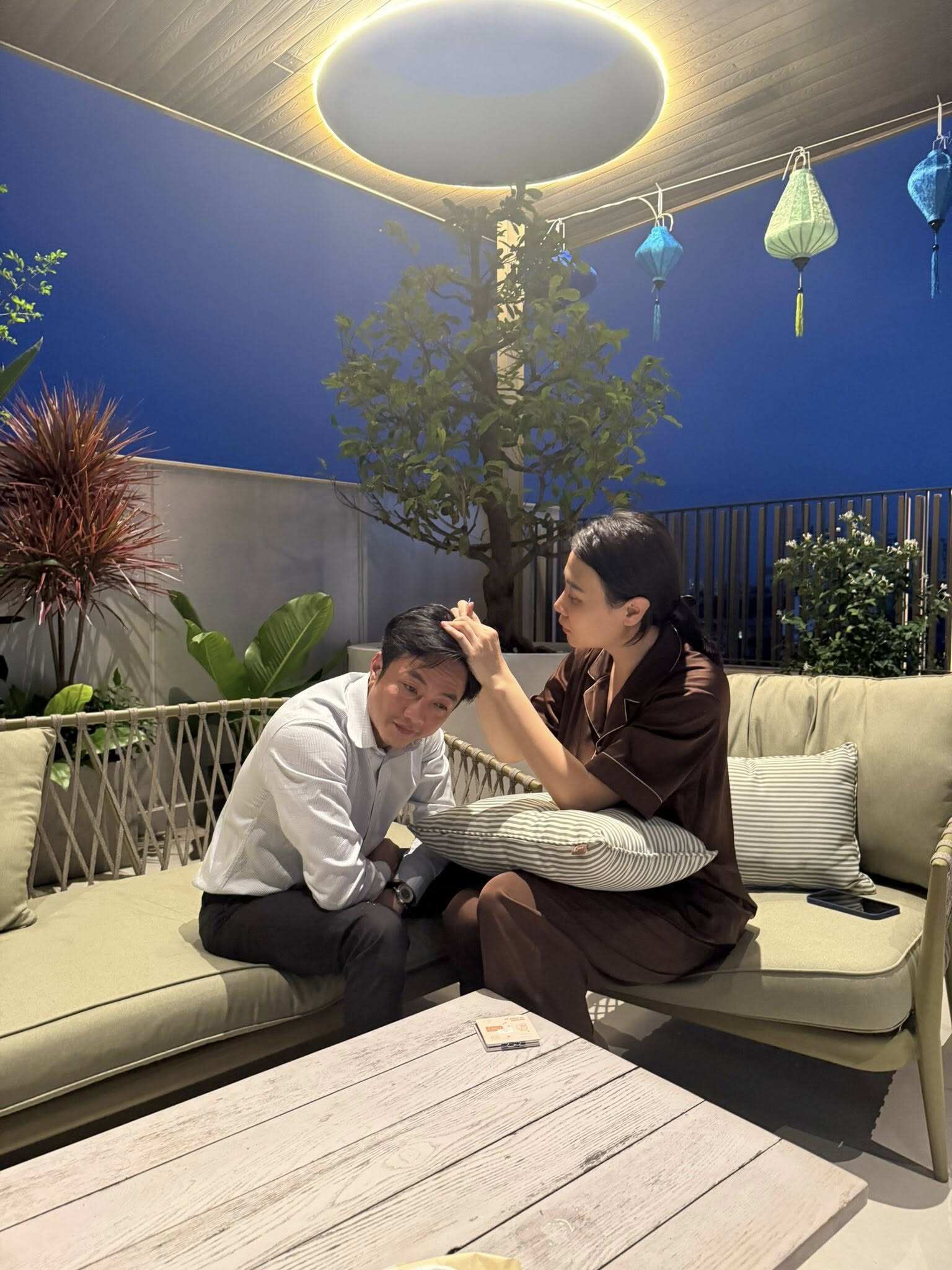 Cuối năm 2025, Cường Đô La xả ảnh mừng kỷ niệm 10 năm yêu Đàm Thu Trang.