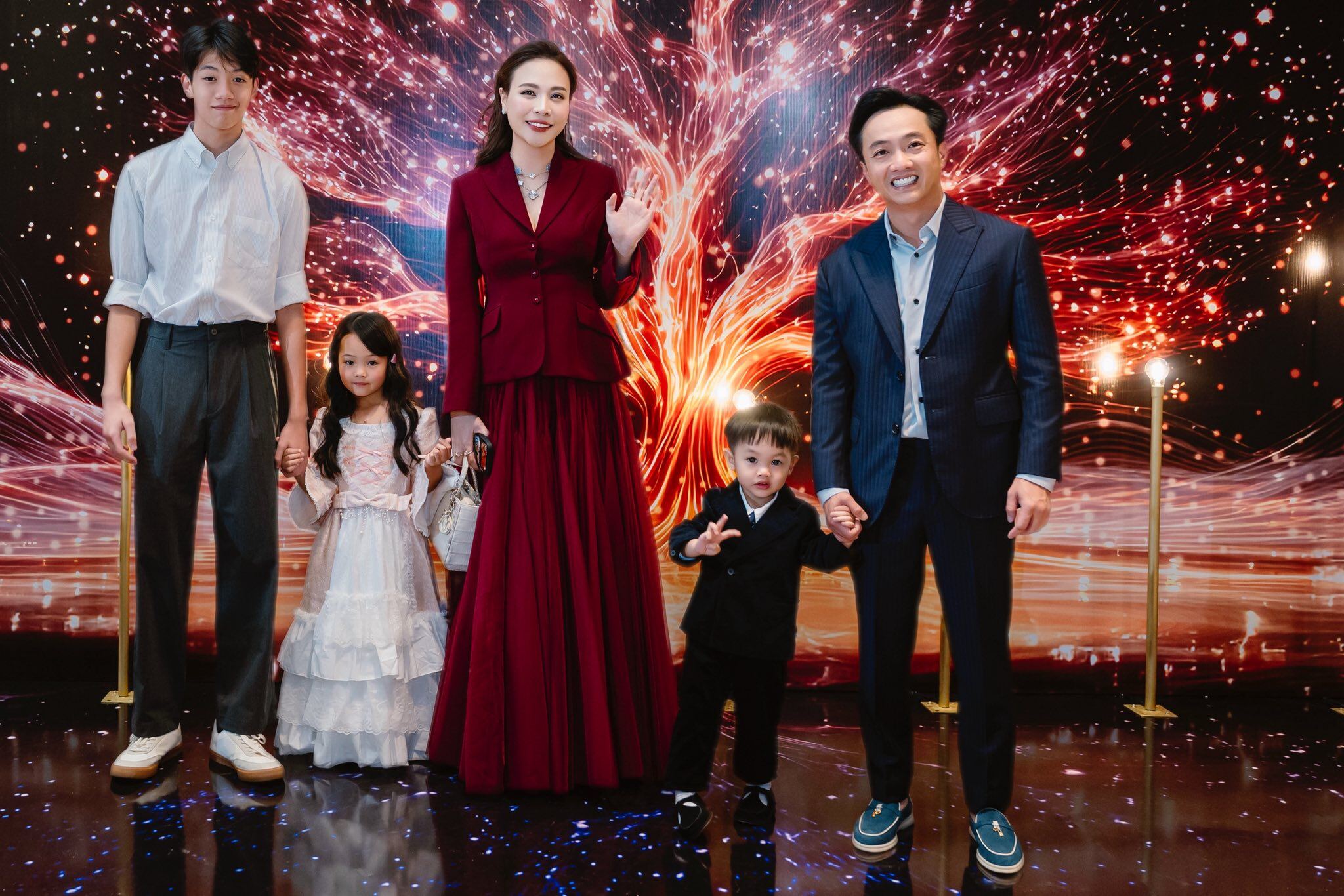 Sau 7 năm kết hôn, cặp đôi có tổ ấm hạnh phúc bên 3 con.